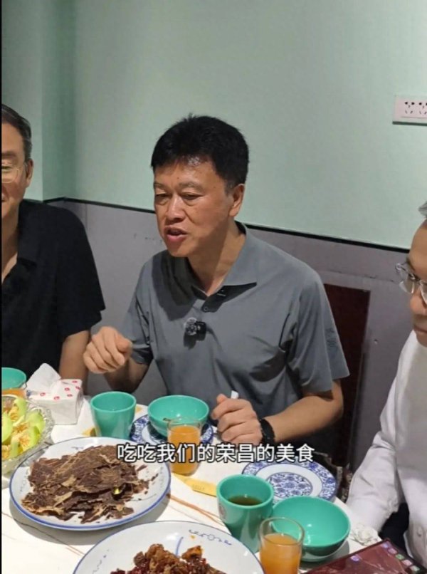 现在股票配资 重庆荣昌区委书记带头下馆子，请客2桌消费1108元！店老板发声：书记打卡后生意好得多