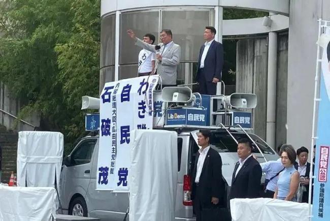 石破茂的“孤岛选战”：从众星捧月到众叛亲离的一年